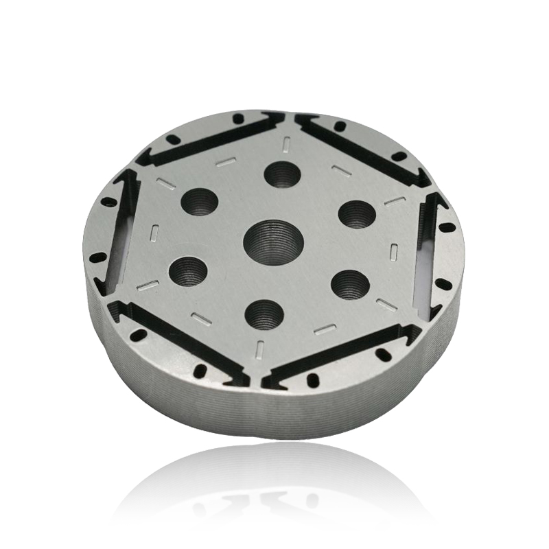 Kako dizajn jezgre statora automobilskog motora utječe na elektromagnetske smetnje koje emitira motor?