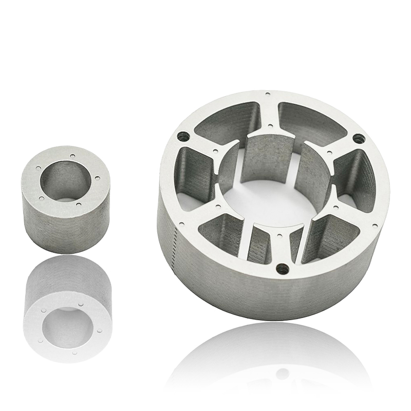 Kako stator motora pumpe za vodu i jezgra rotora međusobno djeluju sa sustavima hlađenja, kao što su kućišta hlađena tekućinom ili zrakom, kako bi održali optimalnu ravnotežu temperature tijekom intenzivnog rada?