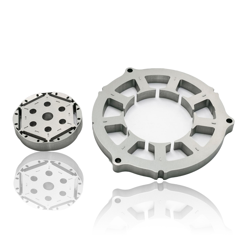 Kako debljina i faktor slaganja slojeva u jezgri statora motora utječu na energetsku učinkovitost, gubitke vrtložnih struja i razine radne buke?